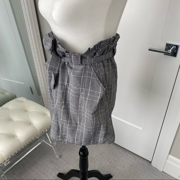 ⛄️ White and Grey High Waisted Plaid Skirt​​​​​ - Picture 4 of 7